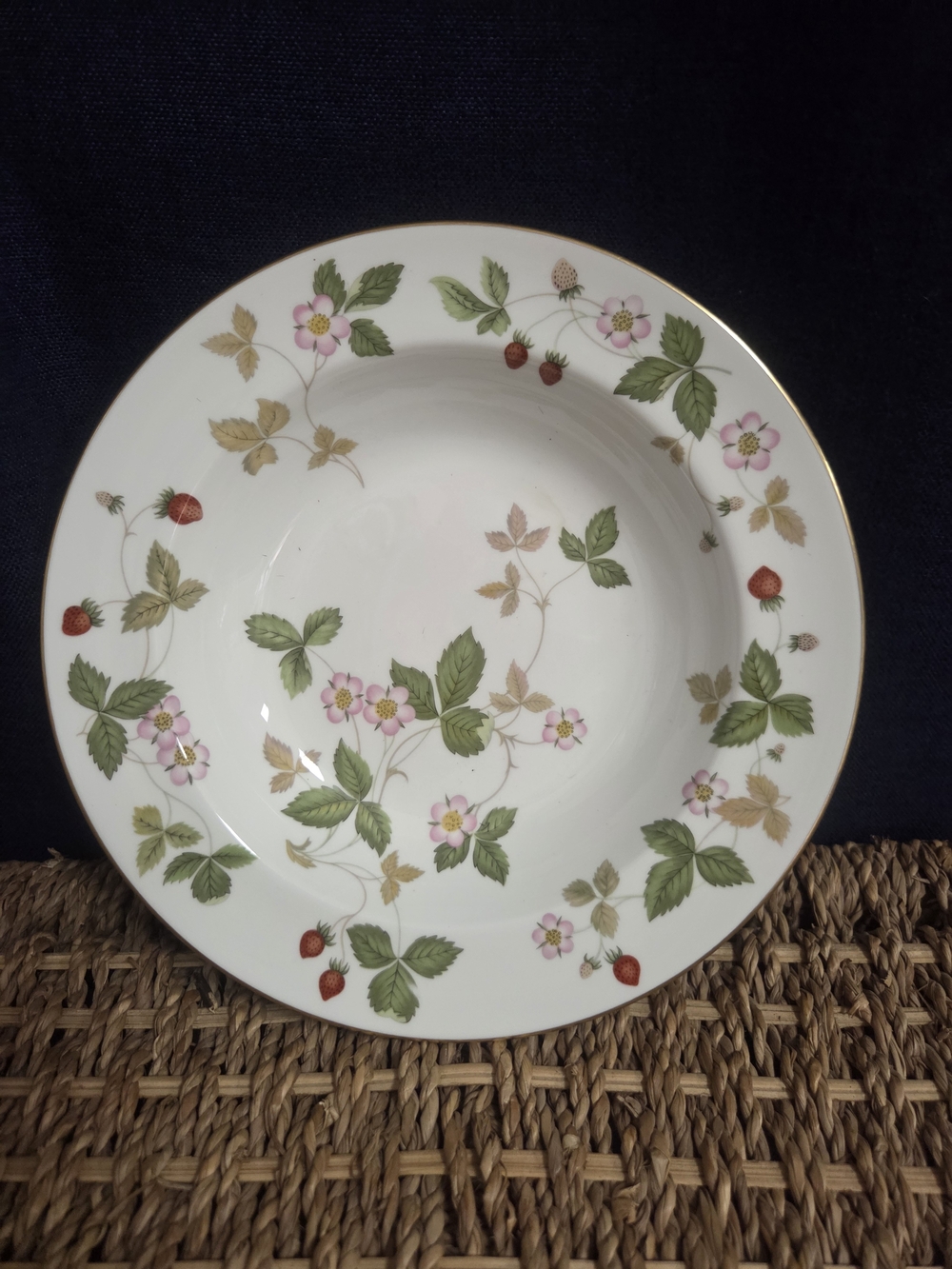 Wedgwood White Strawberry Blossom Dinner Plate with Gold Trim